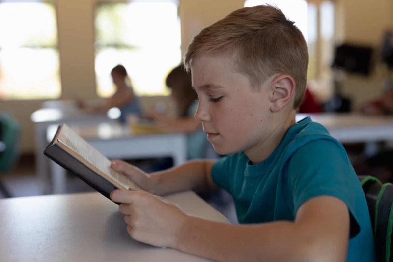 enfant ne parle pas à l'école