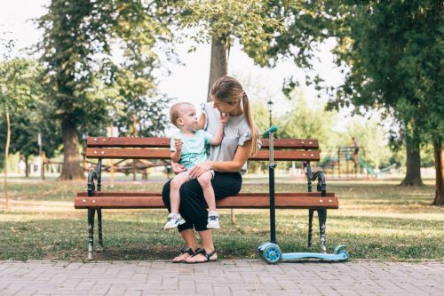 garde d'enfants à domicile-enfant sur un banc