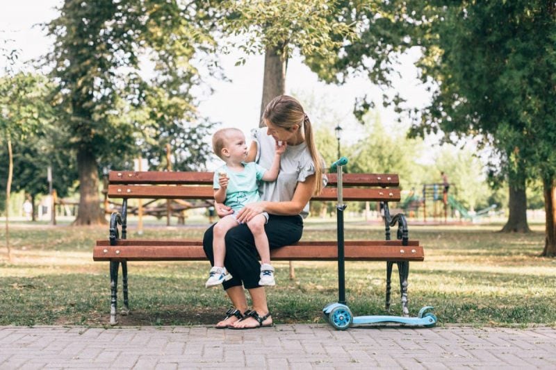 garde d'enfants à domicile-enfant sur un banc