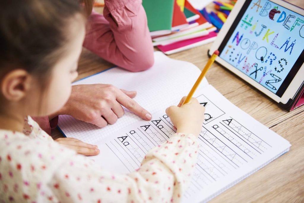 aide aux devoirs garde d'enfant à domicile nounou