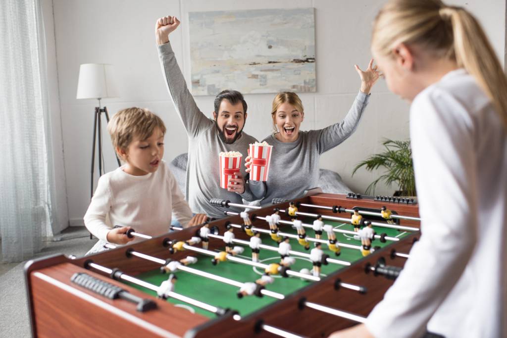 Jeu baby-foot en famille